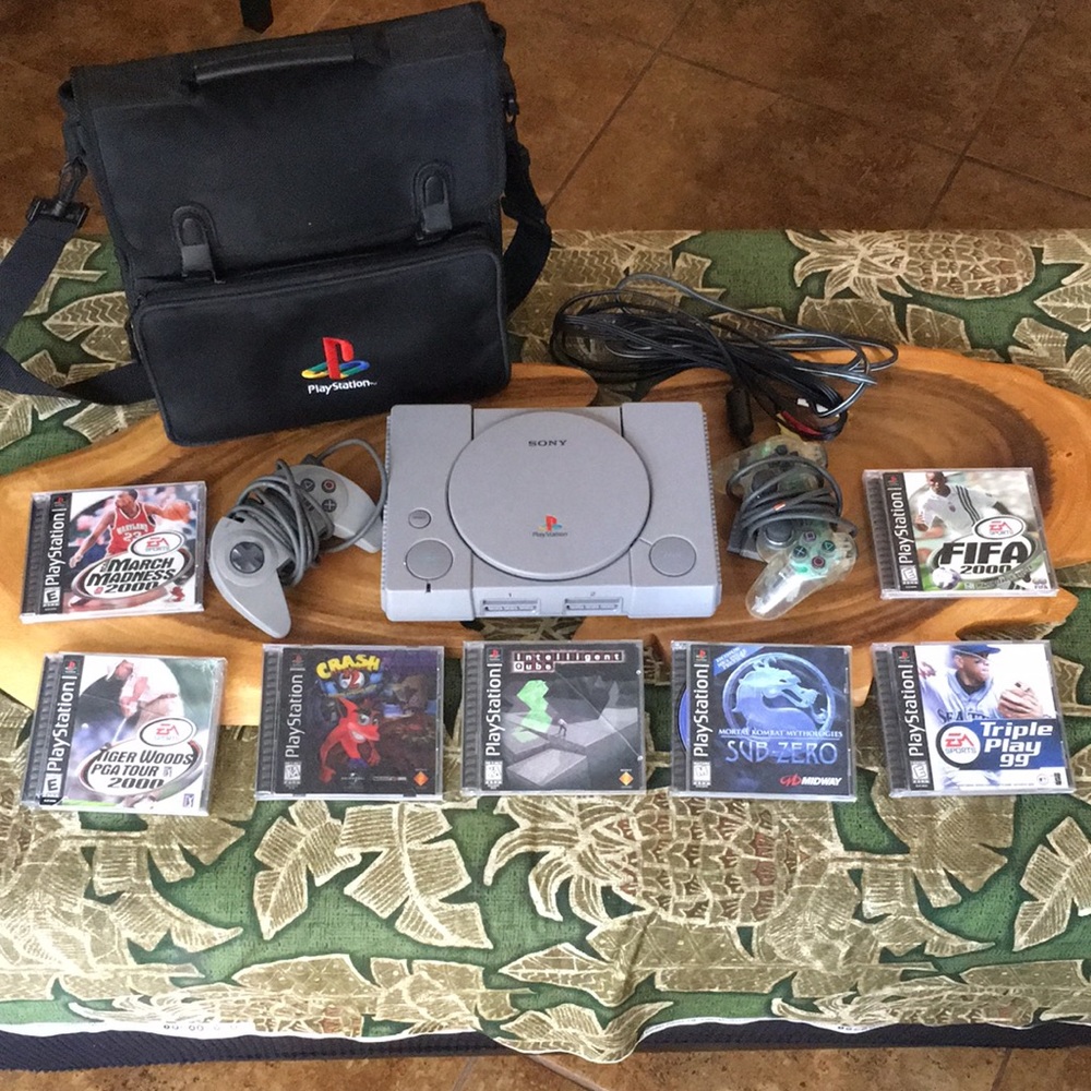 PlayStation original,7 games,2 controllers,1 memory card,1 bag, power/AV cables.